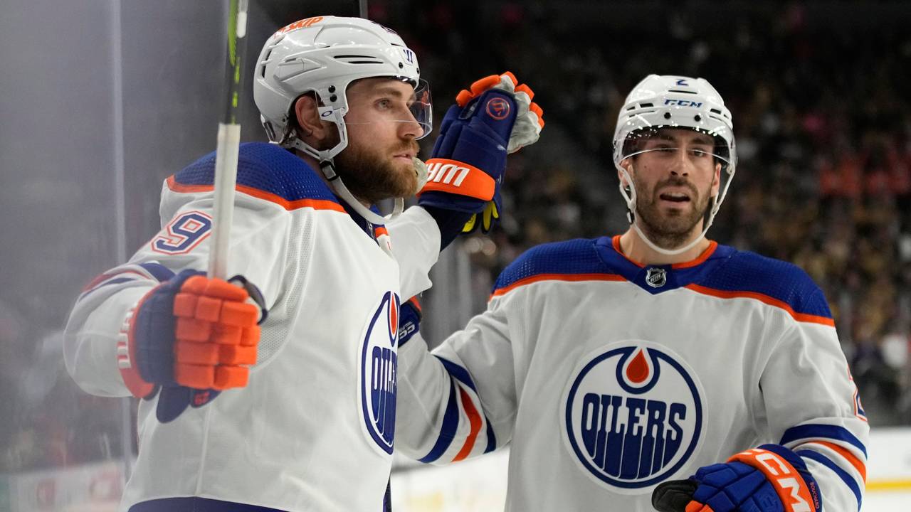 Leon Draisaitl (l), Center der Edmonton Oilers, jubelt nach seinem Treffer.