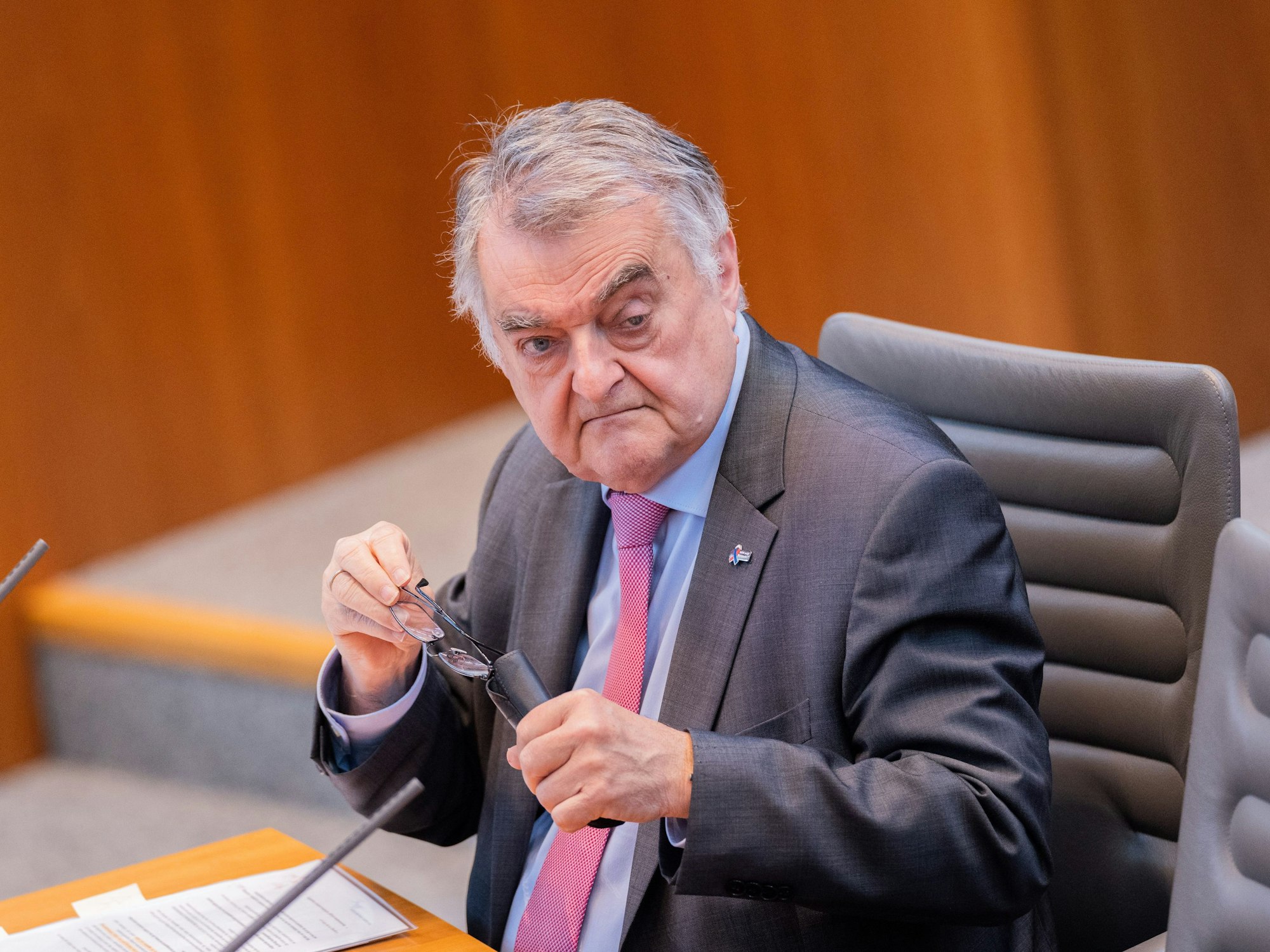 Herbert Reul sitzt im Plenum des Landtags.