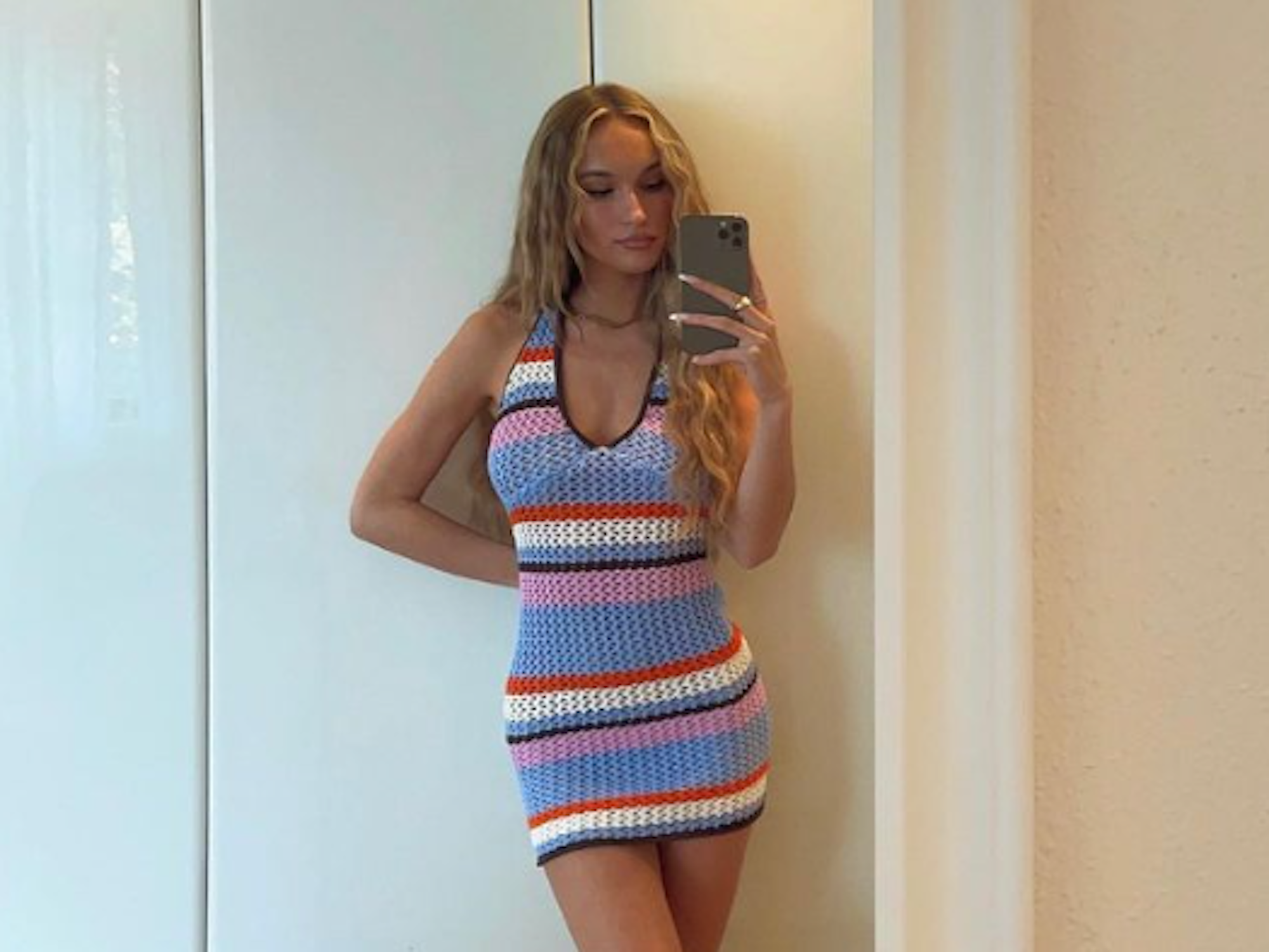 Influencerin Nonakanal posiert im kurzen Strick-Kleidchen für ein Selfie