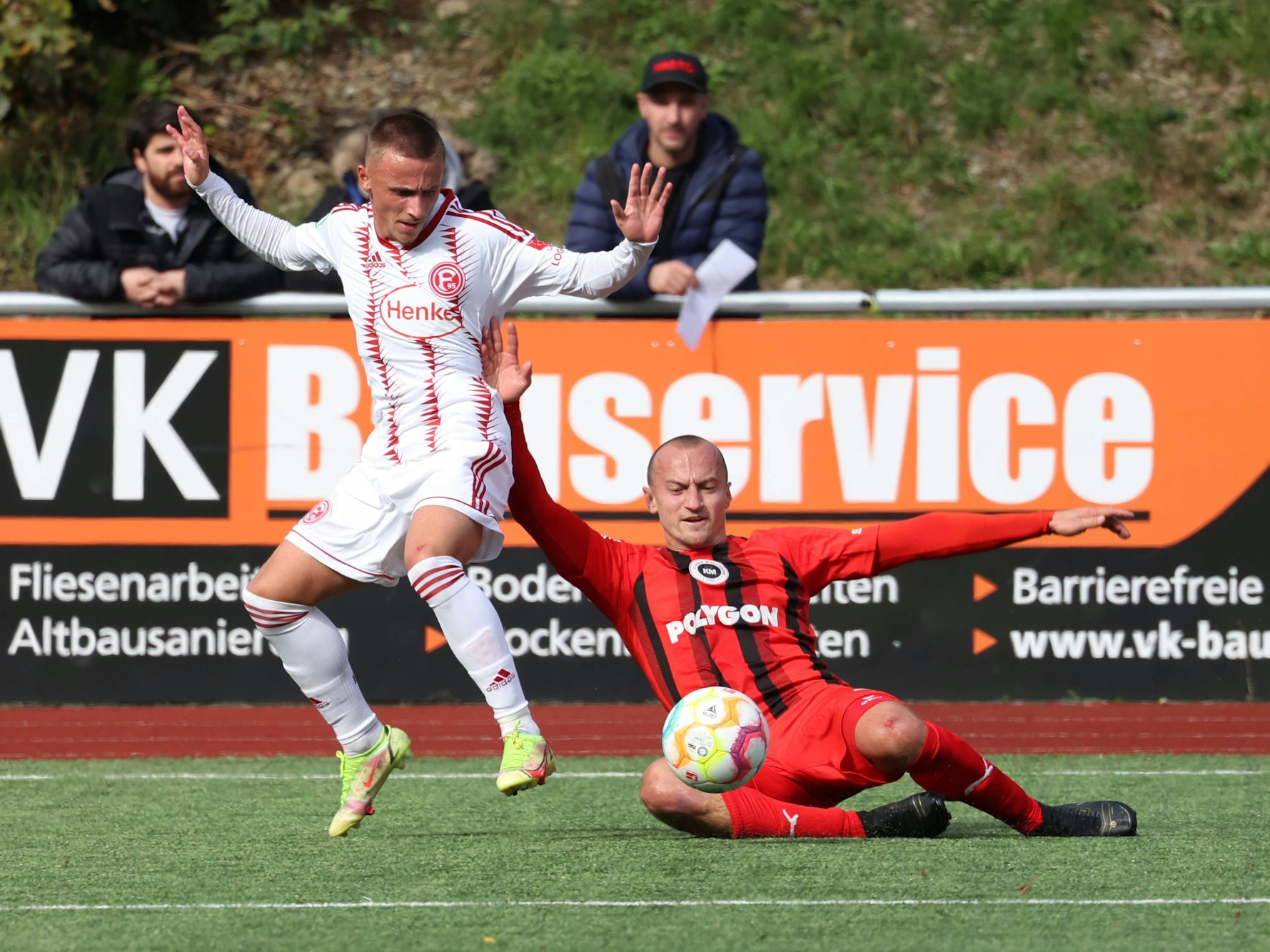 Robin Bird im Zweikampf mit Arthur Tomas