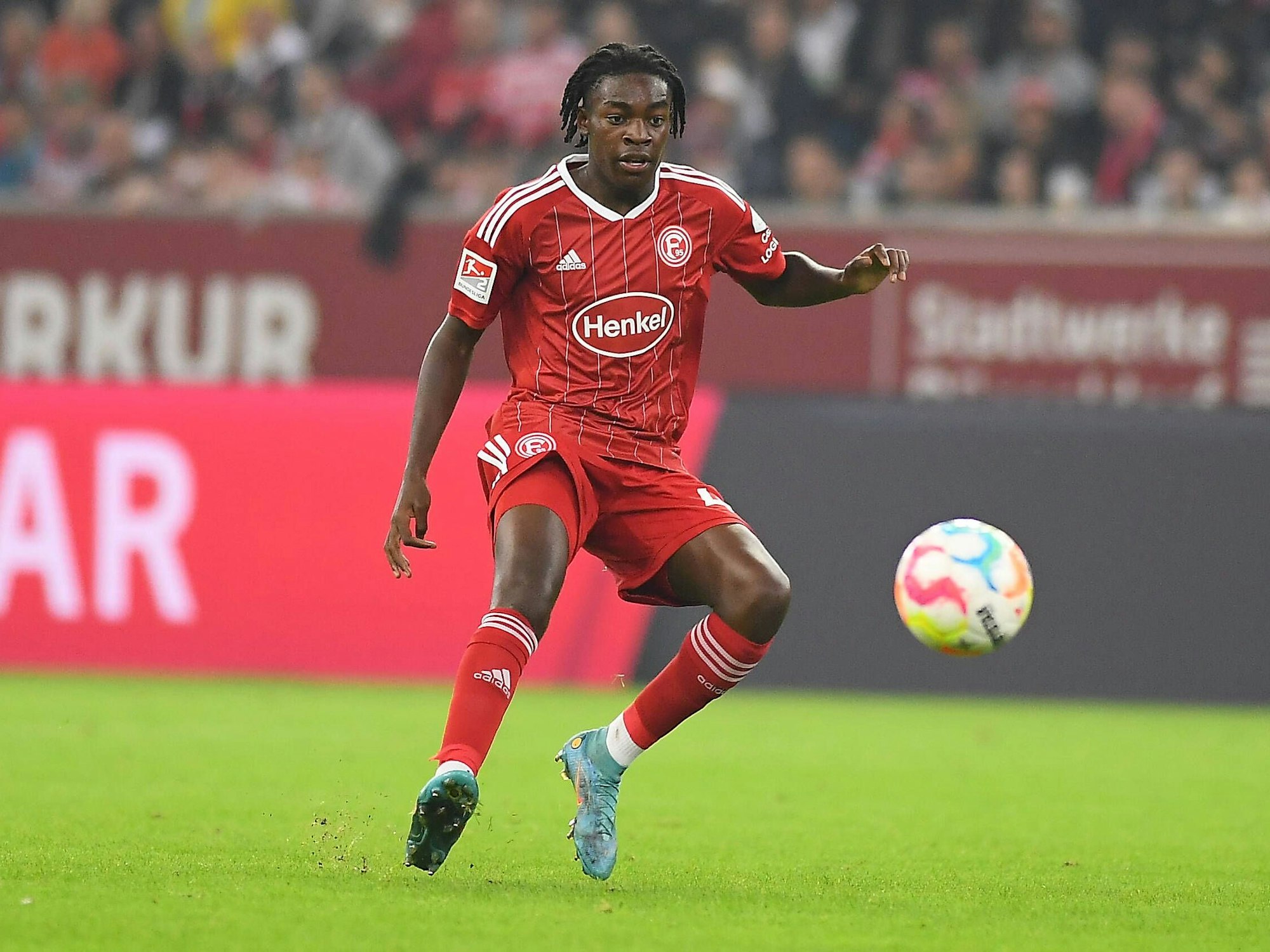 Elione Fernandes hat im Spiel gegen den FC Hansa Rostock den Ball im Blick.