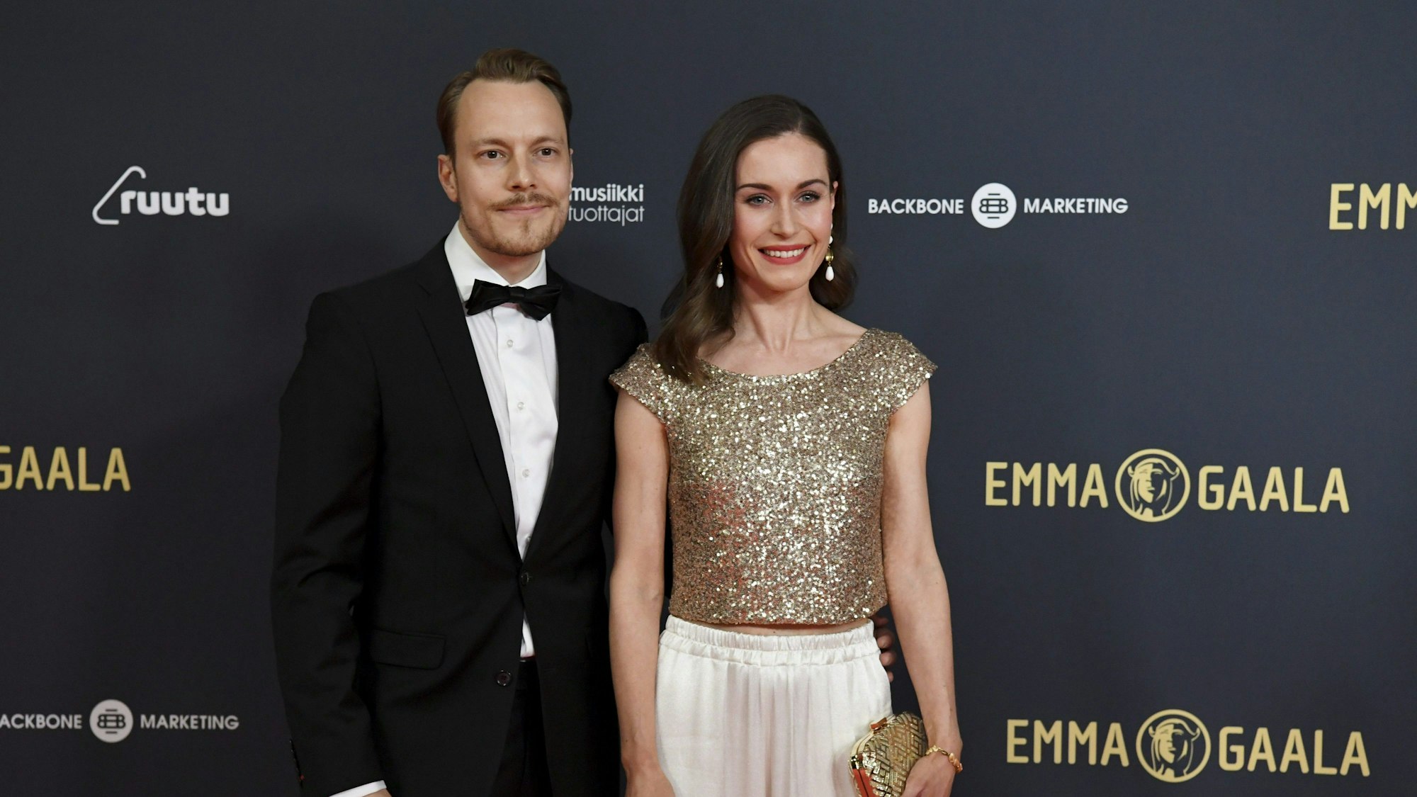 Sanna Marin, Ministerpräsidentin von Finnland, und ihr Ehemann Markus Räikkönen im Mai 2022 auf dem roten Teppich bei der Verleihung der Emma Awards für die Musikindustrie in Helsinki