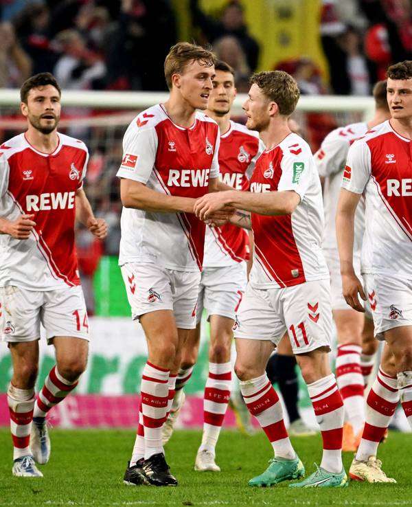 Kölns Timo Hübers (2.v.l.) jubelt nach seinem Tor zum 2:2 mit dem Vorlagengeber Florian Kainz (4.v.l.).