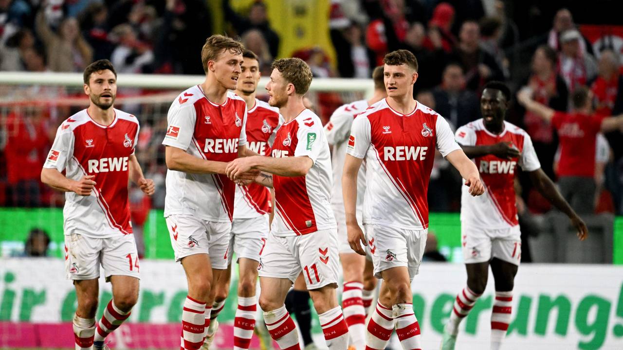 Kölns Timo Hübers (2.v.l.) jubelt nach seinem Tor zum 2:2 mit dem Vorlagengeber Florian Kainz (4.v.l.).