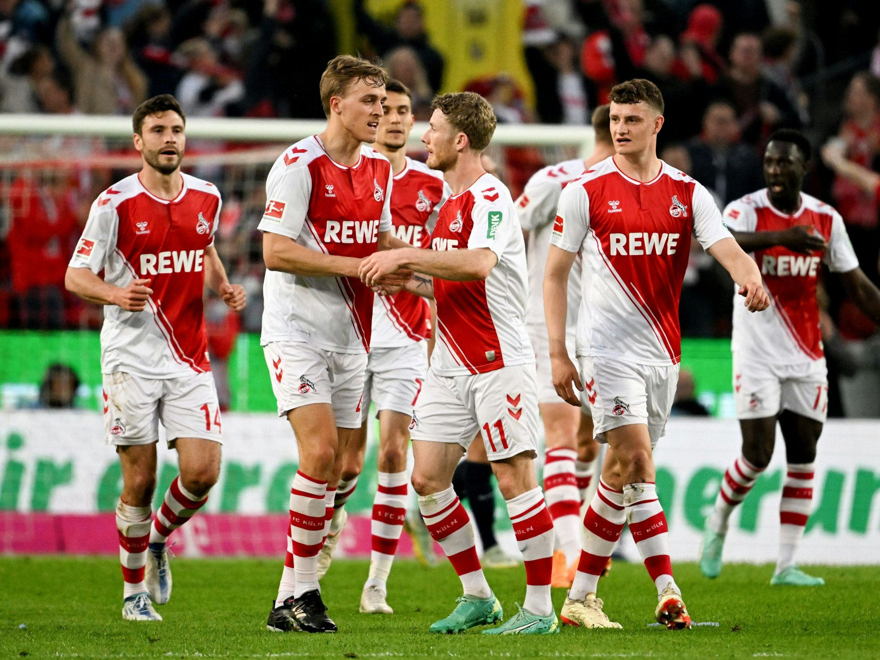 Kölns Timo Hübers (2.v.l.) jubelt nach seinem Tor zum 2:2 mit dem Vorlagengeber Florian Kainz (4.v.l.).