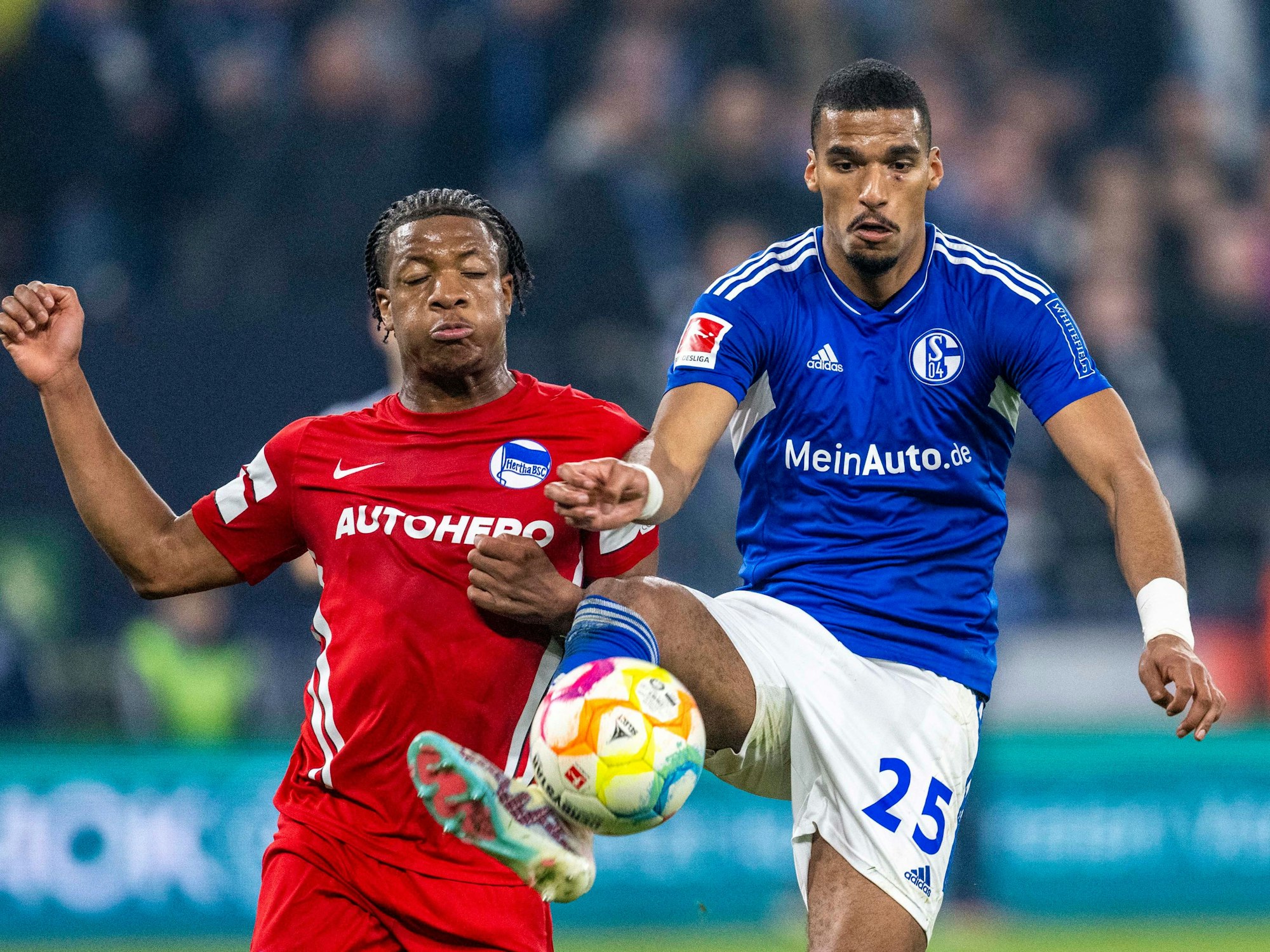 Berlins Jessic Ngankam (l) und Schalkes Moritz Jenz kämpfen um den Ball.