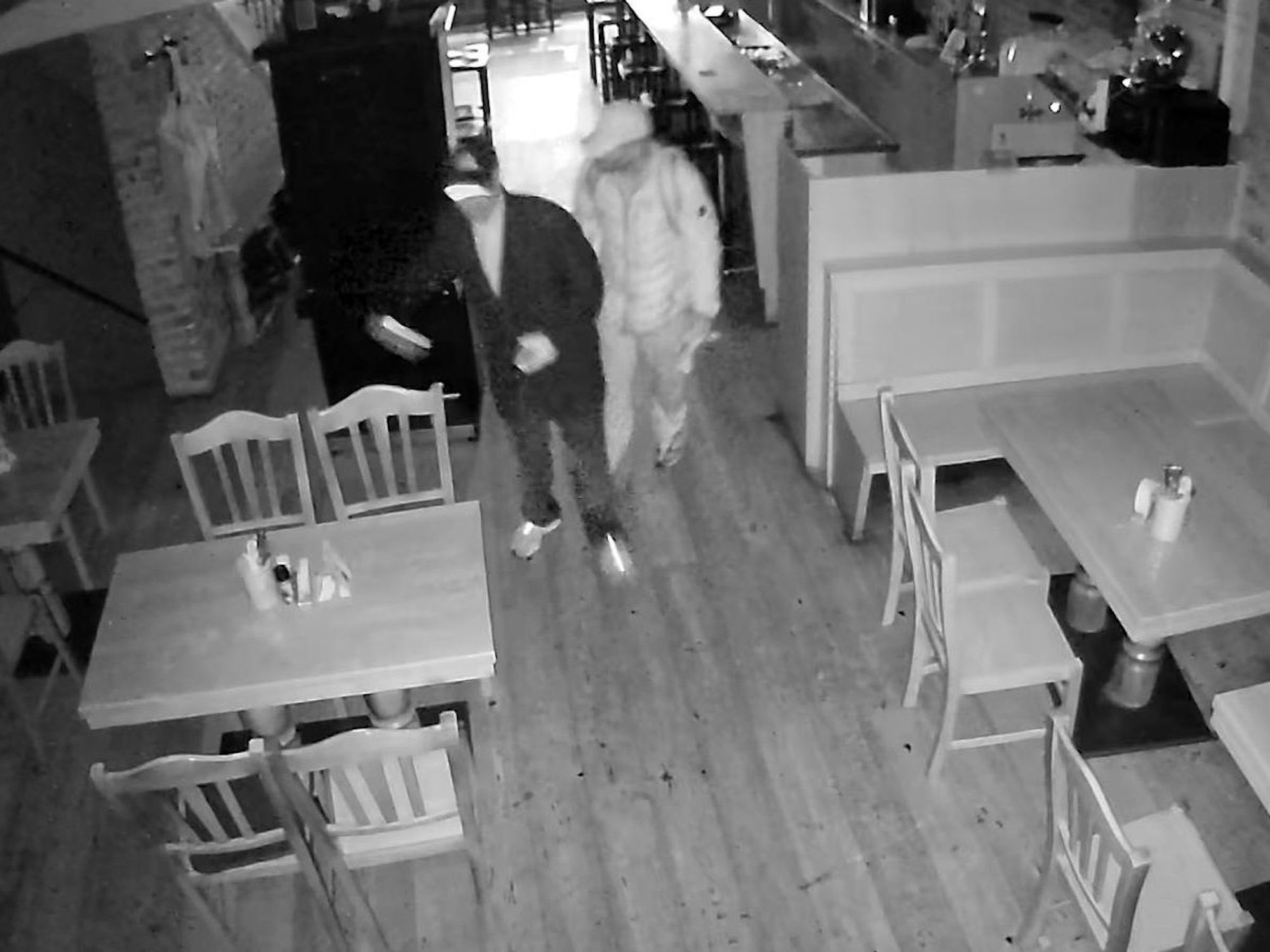 Zwei Einbrecher wurden im Schmitze Lang in Köln von der Sicherheitskamera erfasst.