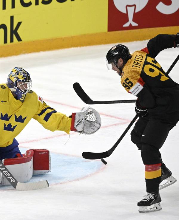 Eishockey-WM: Schweden gegen Deutschland. Frederik Tiffels (r) aus Deutschland gegen Torhüter Lars Johansson aus Schweden.