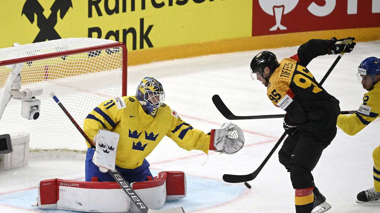 Eishockey-WM: Schweden gegen Deutschland. Frederik Tiffels (r) aus Deutschland gegen Torhüter Lars Johansson aus Schweden.