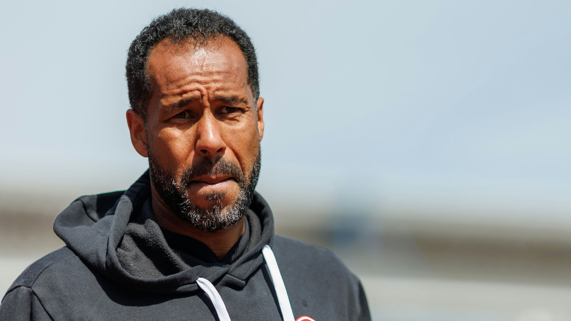 Daniel Thioune steht beim Spiel beim 1. FC Nürnberg im Stadion.