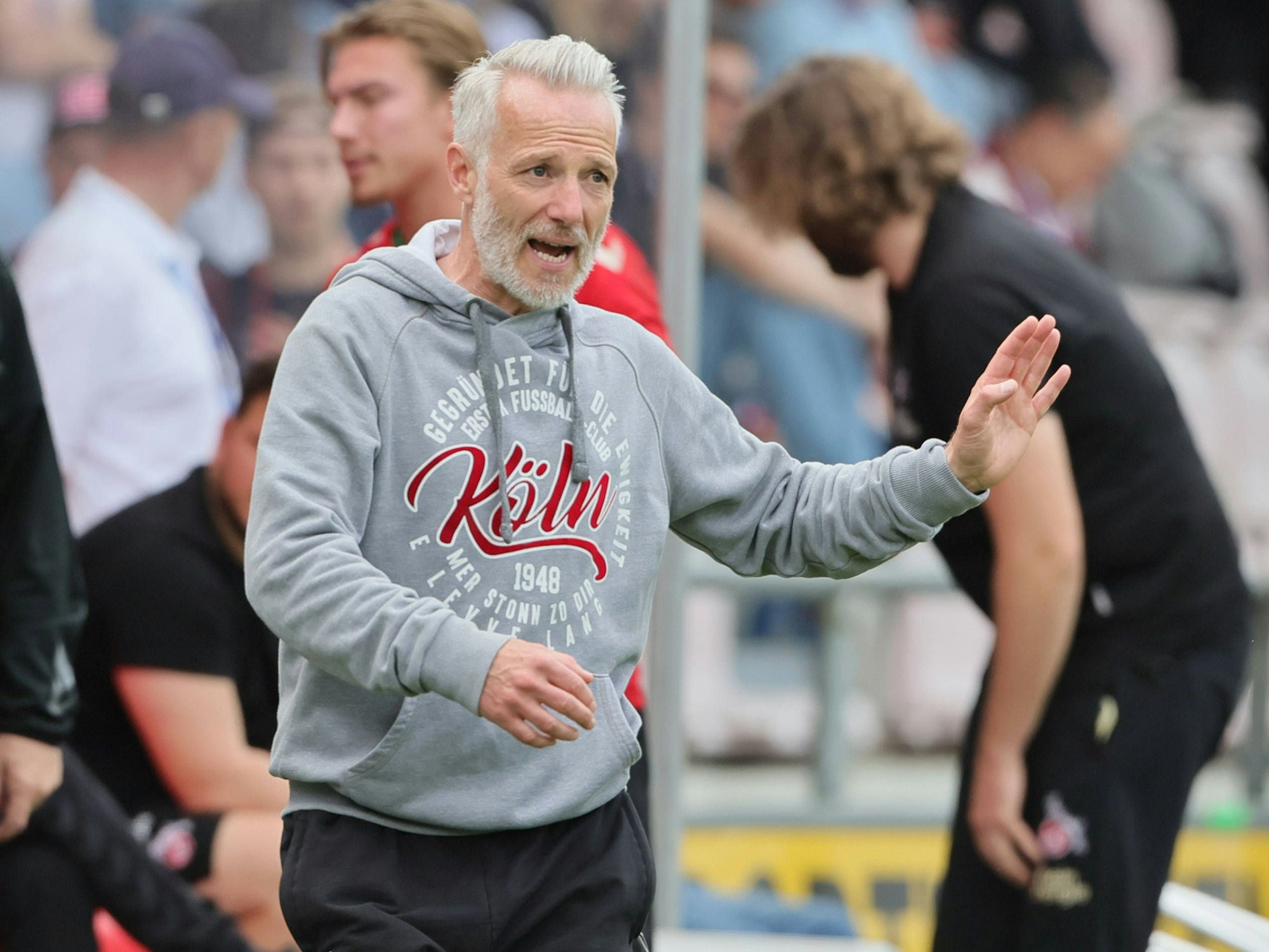 1.FC Köln: Trainer Mark Zimmermann gestikuliert an der Seitenlinie.