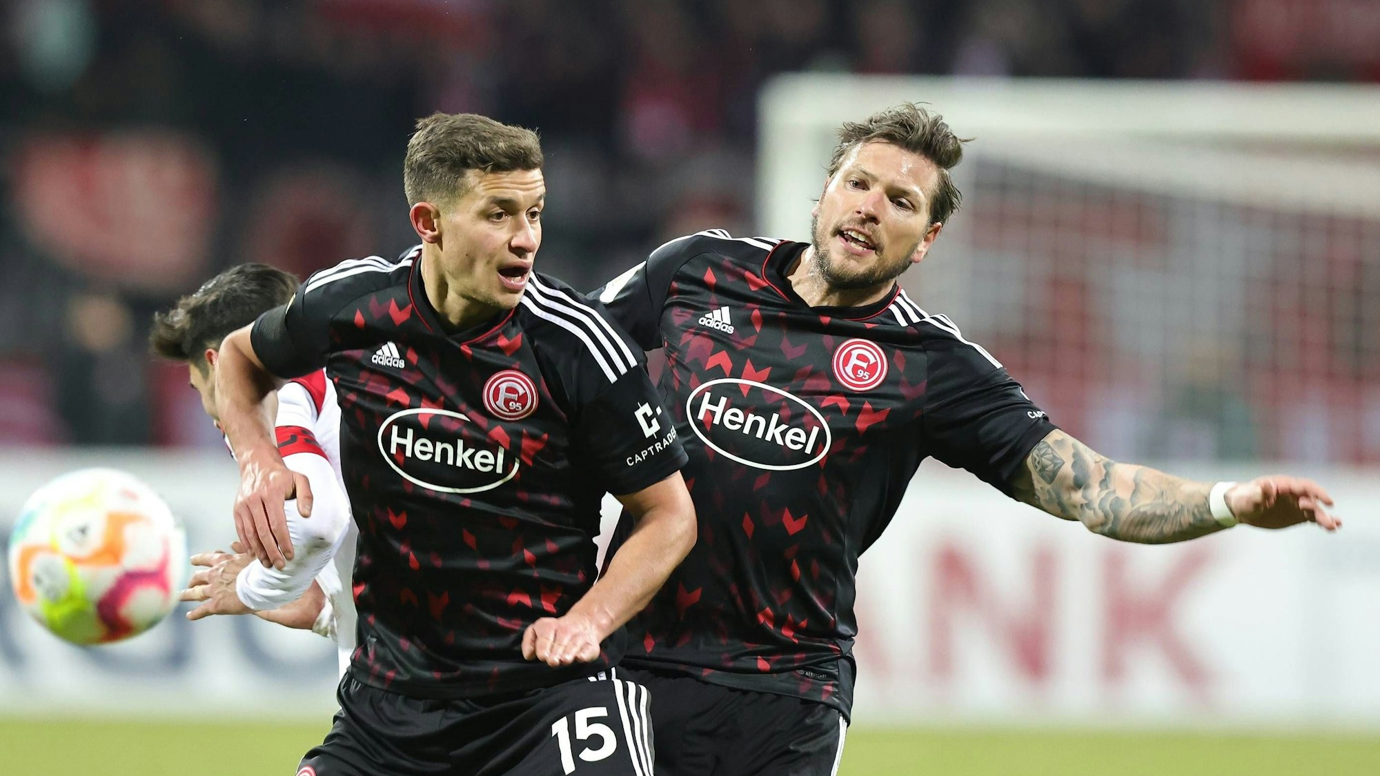 Tim Oberdorf und Daniel Ginczek kämpfen im Pokal-Spiel beim 1. FC Nürnberg um den Ball.