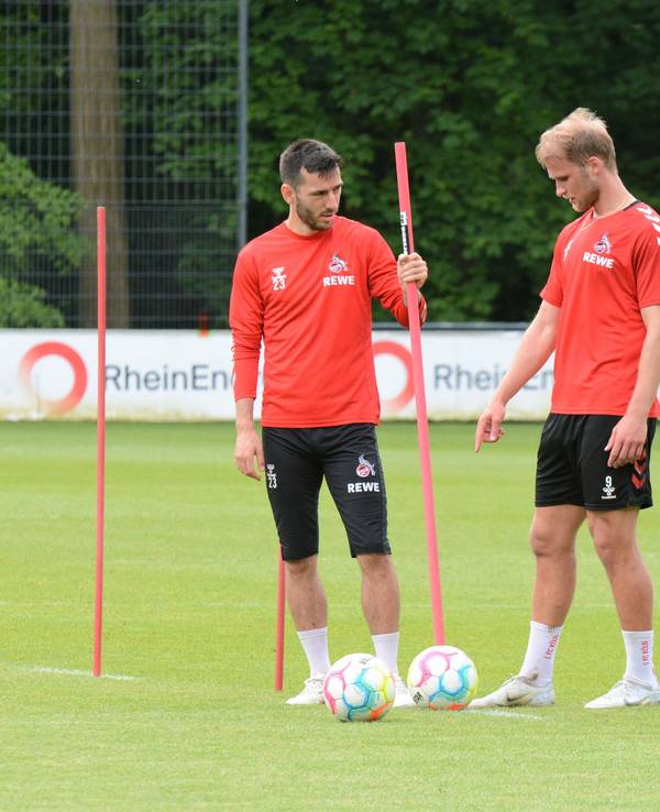 Sebastian Andersson und Sargis Adamyan stehen beim Training des 1. FC Köln auf dem Rasen.