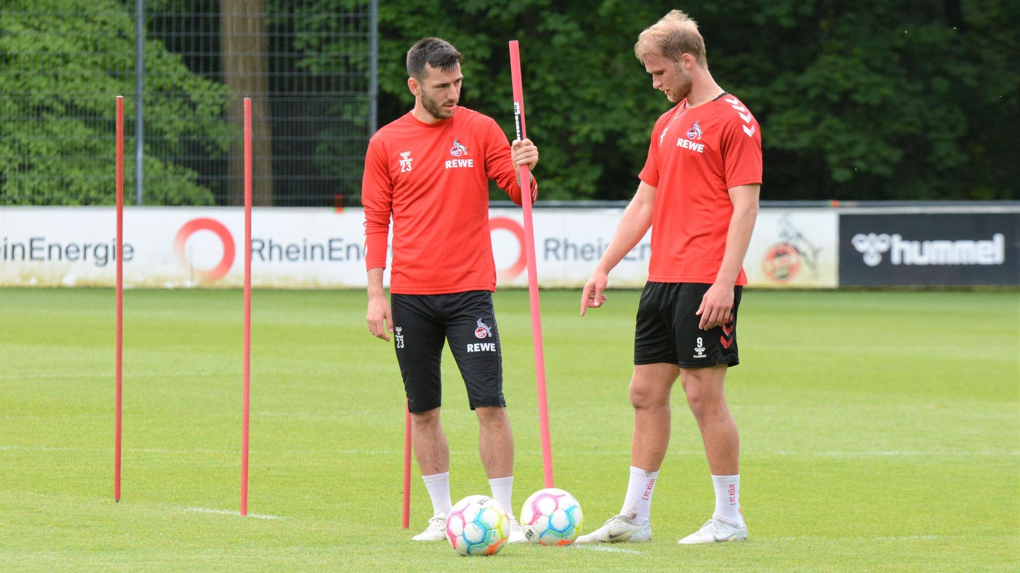 Sebastian Andersson und Sargis Adamyan stehen beim Training des 1. FC Köln auf dem Rasen.