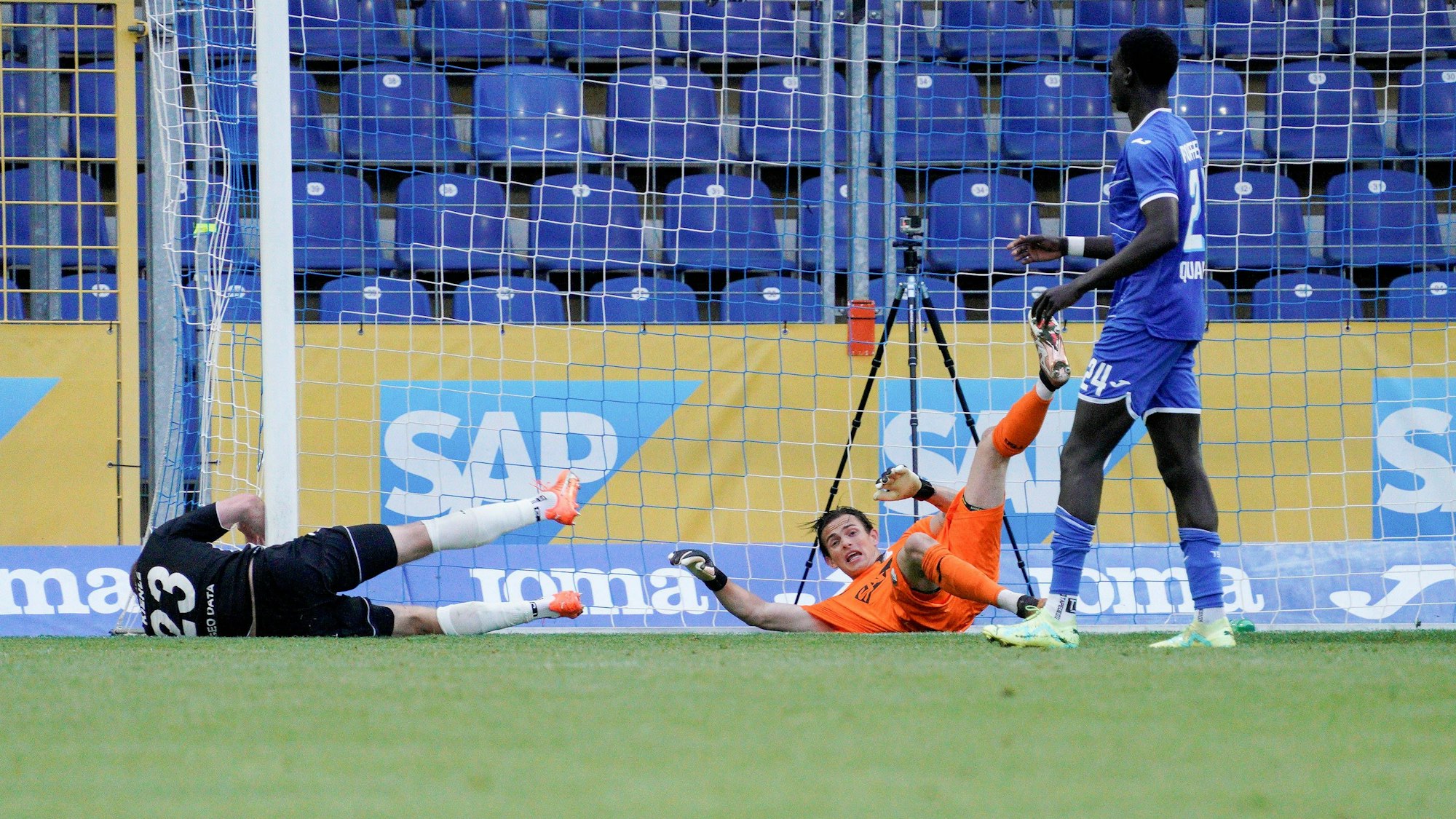 Steffen Kienle (VfR Aalen, l.) liegt nach dem Zusammenprall mit dem Pfosten auf dem Rasen.