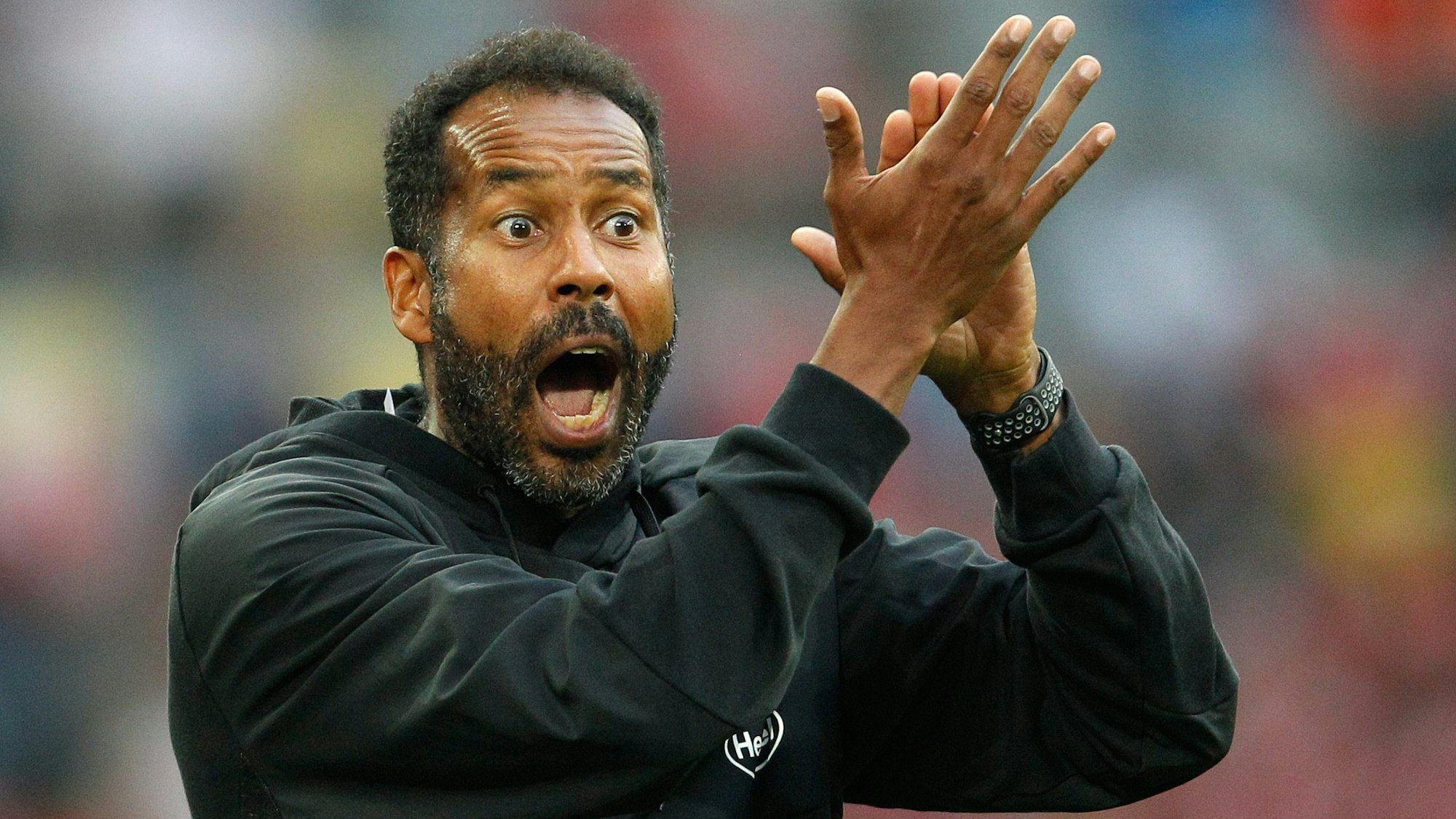 Fortuna Düsseldorfs Cheftrainer Daniel Thioune applaudiert an der Seitenlinie.