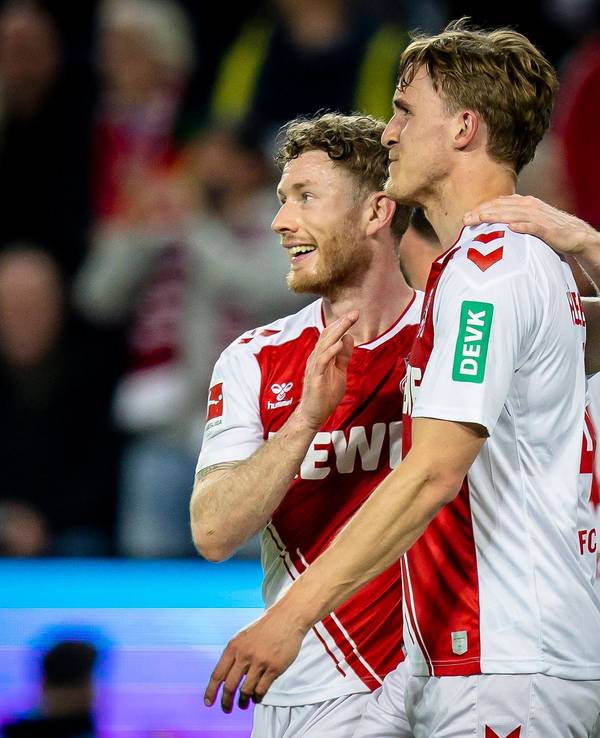 Timo Hübers (re.) und Florian Kainz liegen sich in den Armen.