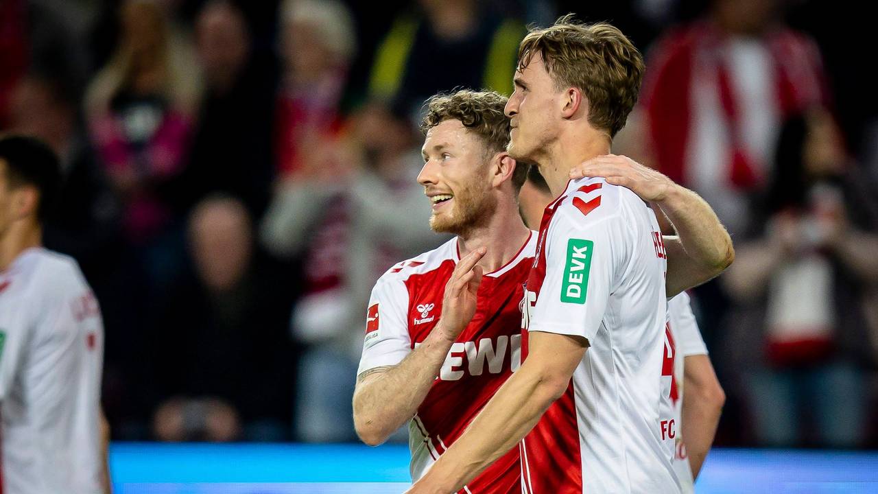 Timo Hübers (re.) und Florian Kainz liegen sich in den Armen.