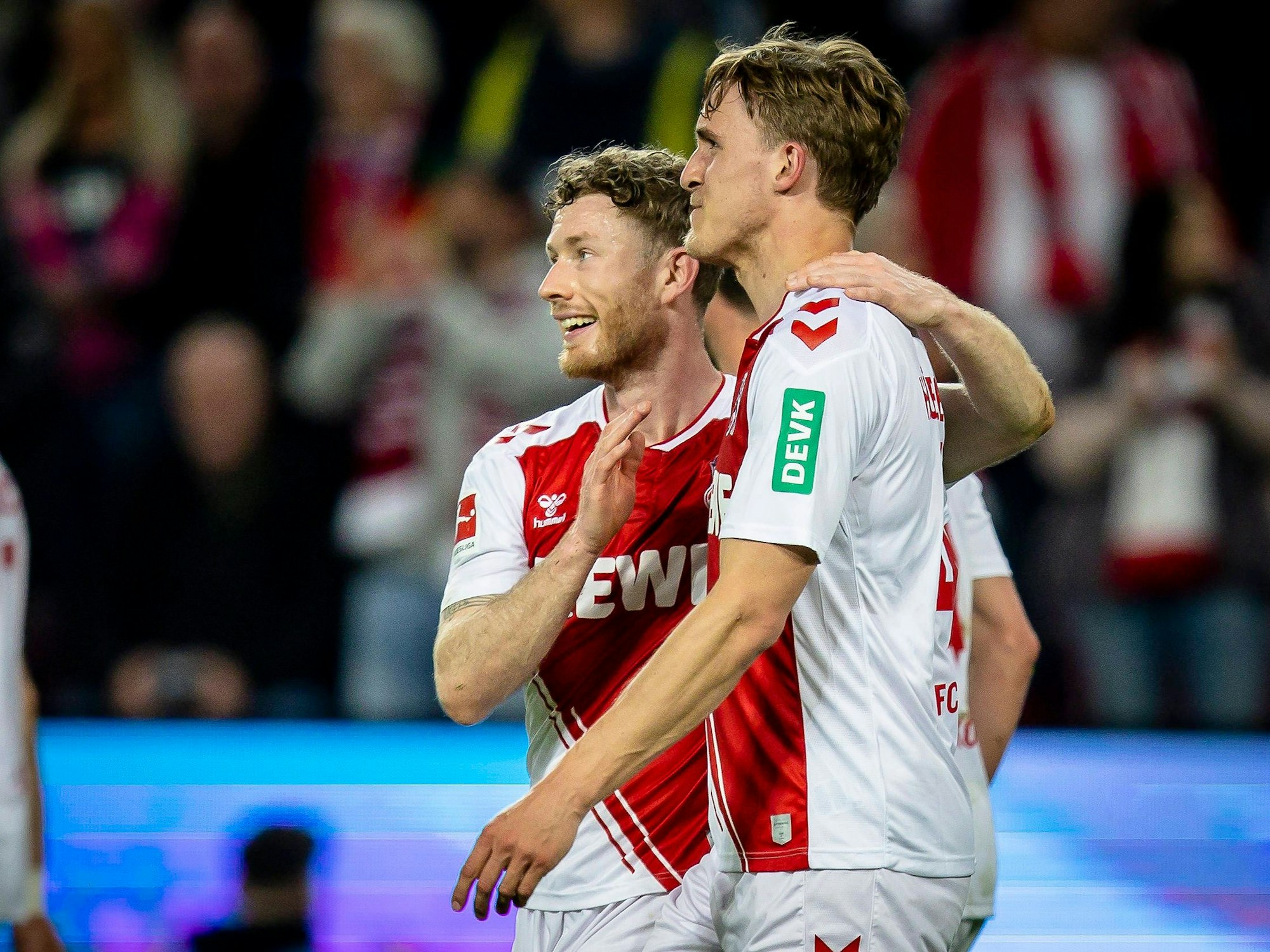 Timo Hübers (re.) und Florian Kainz liegen sich in den Armen.