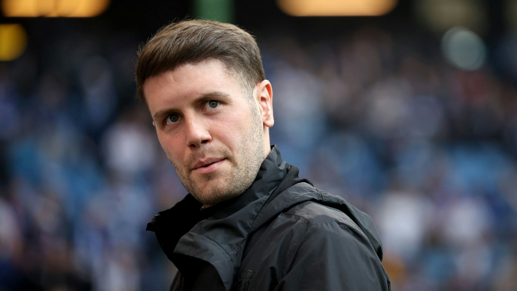 Coach Fabian Hürzeler steht beim Spiel gegen den HSV im Stadion.