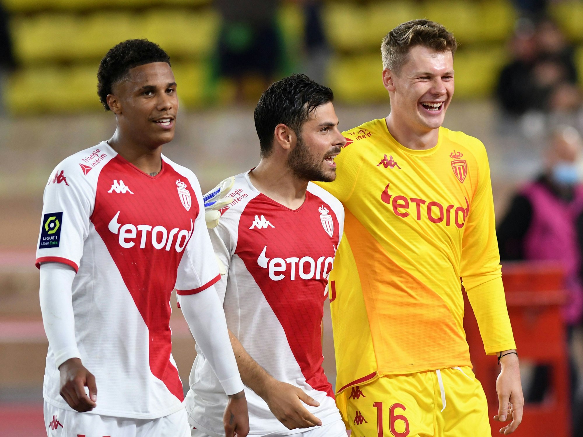 Die drei deutschen Monaco-Profis Ismail Jakobs (l.), Kevin Volland (M.) und Alexander Nübel nach dem 4:2-Sieg gegen Brest am 14. Mai 2022.