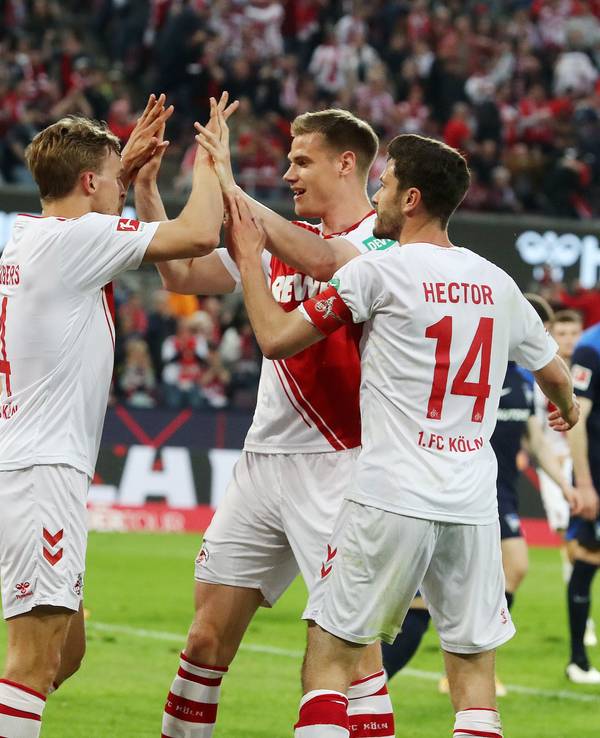 Timo Hübers bejubelt sein Tor gegen Hertha BSC mit Steffen Tigges und Jonas Hector.