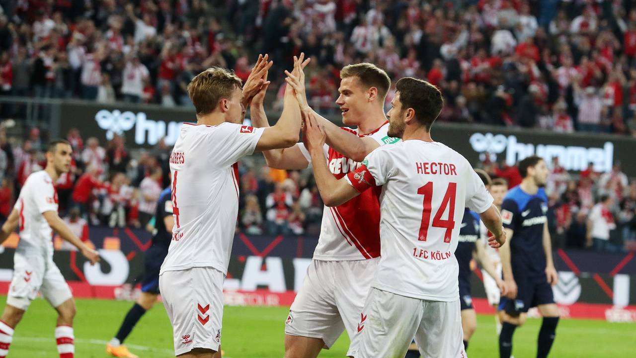 Timo Hübers bejubelt sein Tor gegen Hertha BSC mit Steffen Tigges und Jonas Hector.