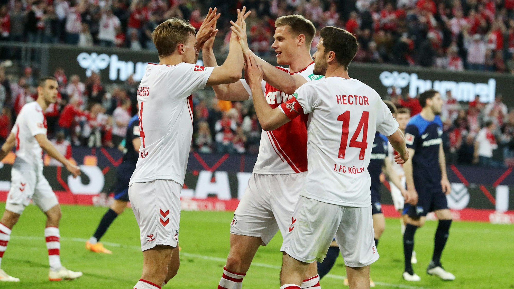 Timo Hübers bejubelt sein Tor gegen Hertha BSC mit Steffen Tigges und Jonas Hector.