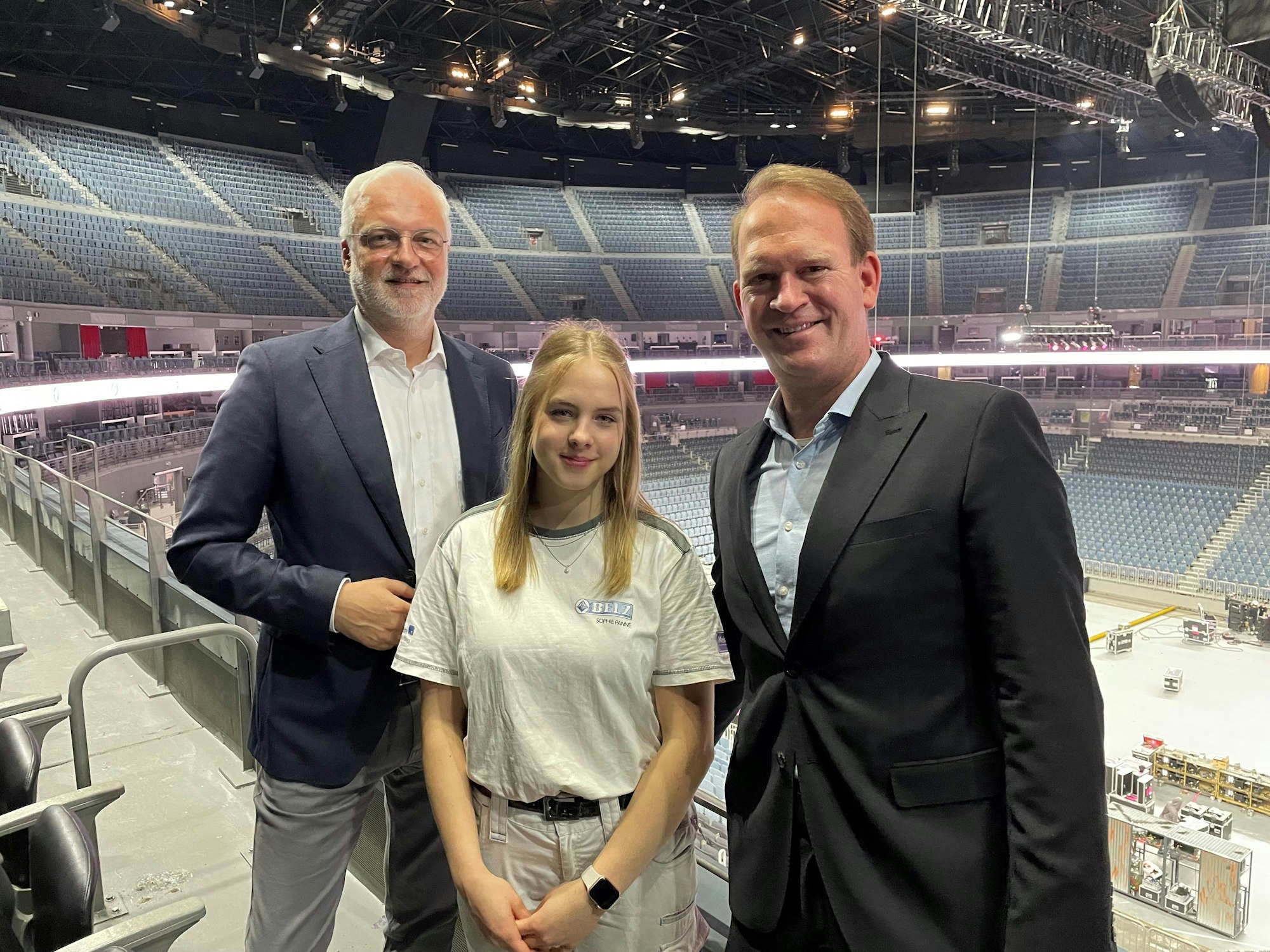 Garrelt Duin, Sophie Panné und Stefan Löcher stehen in der Lanxess-Arena.