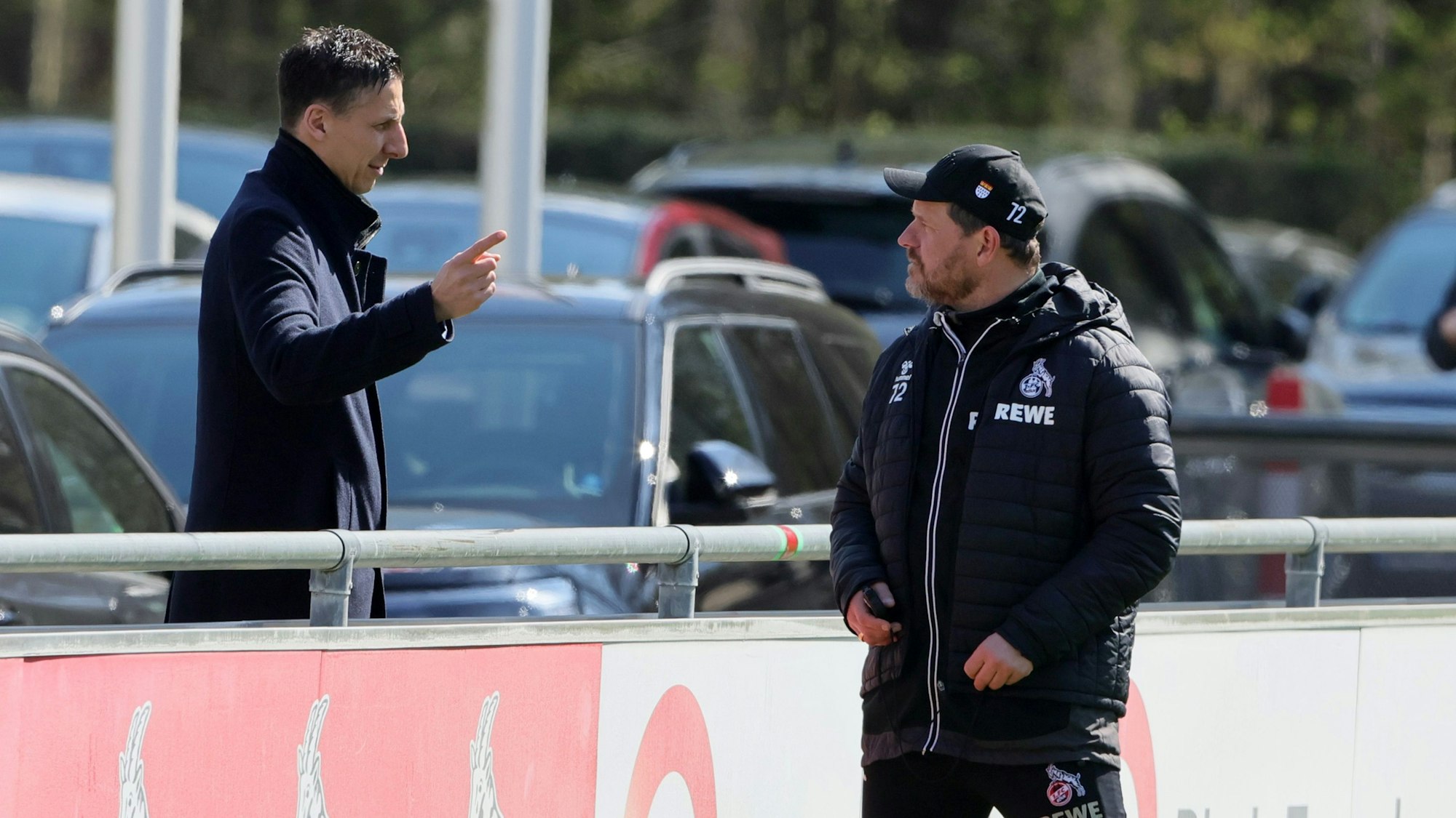 Chrtistian Keller und Steffen Baumgart unterhalten sich beim 1. FC Köln an der Bande.