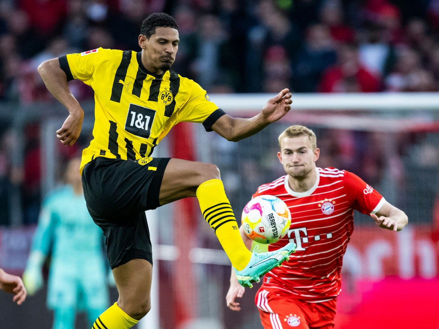 Dortmunds Sebastien Haller in Aktion gegen Münchens Matthijs de Ligt.