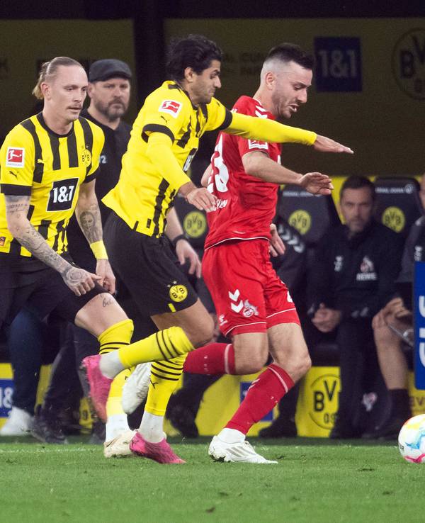 Dortmunds Marius Wolf und Mahmoud Dahoud kämpfen mit Kölns Sargis Adamyan um den Ball.
