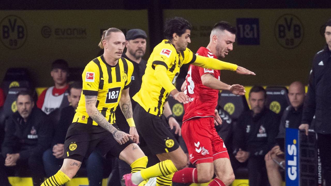 Dortmunds Marius Wolf und Mahmoud Dahoud kämpfen mit Kölns Sargis Adamyan um den Ball.