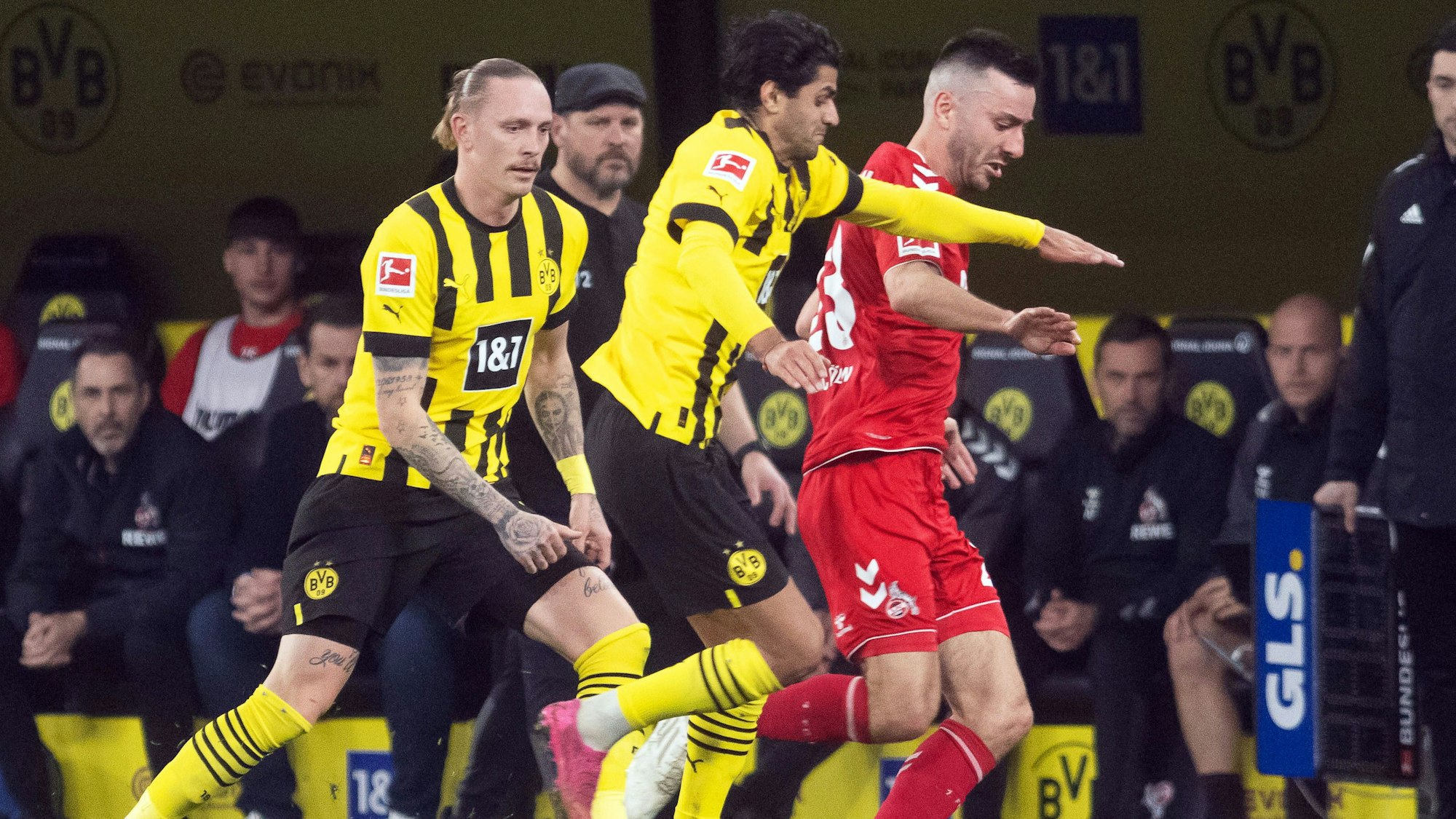 Dortmunds Marius Wolf und Mahmoud Dahoud kämpfen mit Kölns Sargis Adamyan um den Ball.