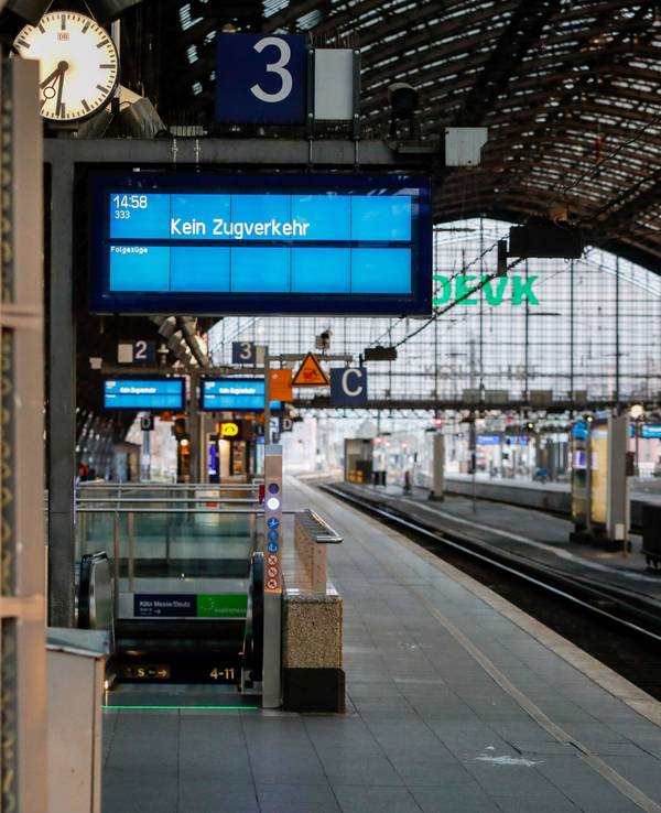 Blick auf ein menschenleeres Gleis im Kölner Hauptbahnhof.