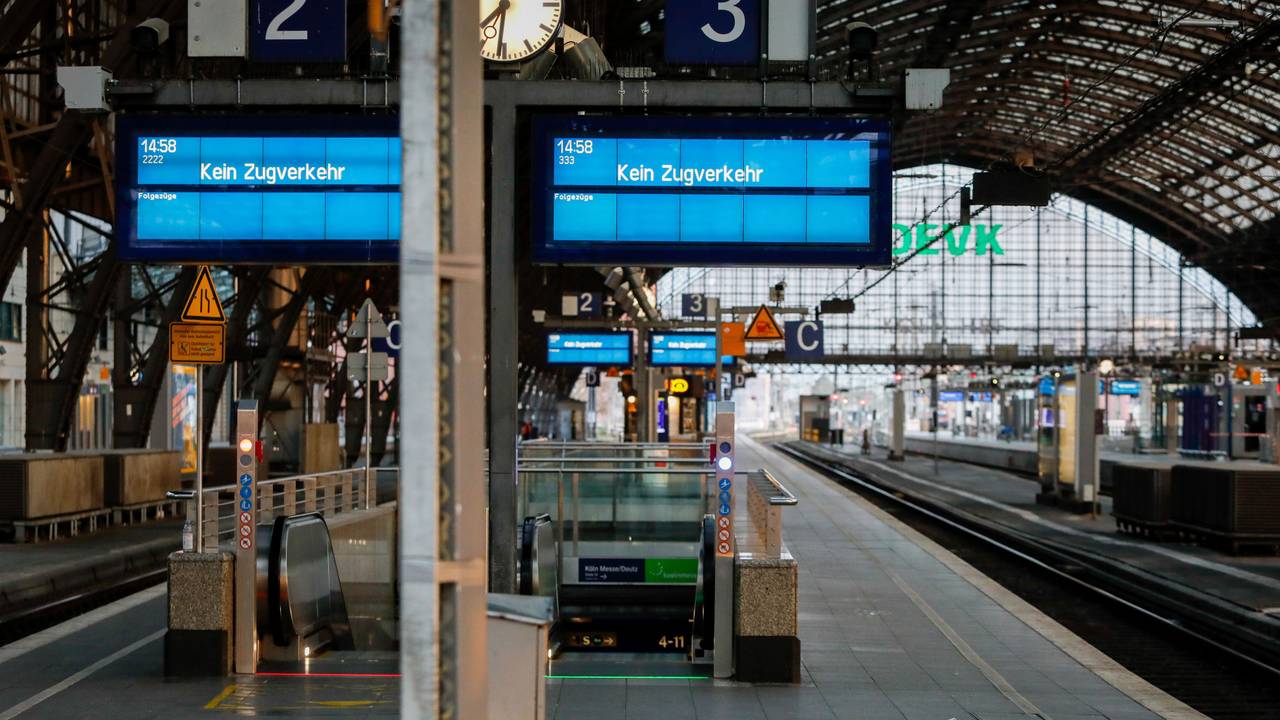 Blick auf ein menschenleeres Gleis im Kölner Hauptbahnhof.