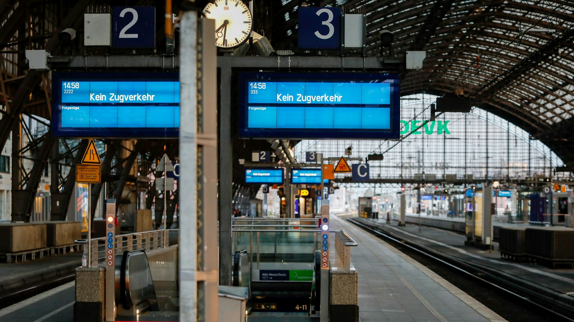 Leere Gleise im Kölner Hauptbahnhof