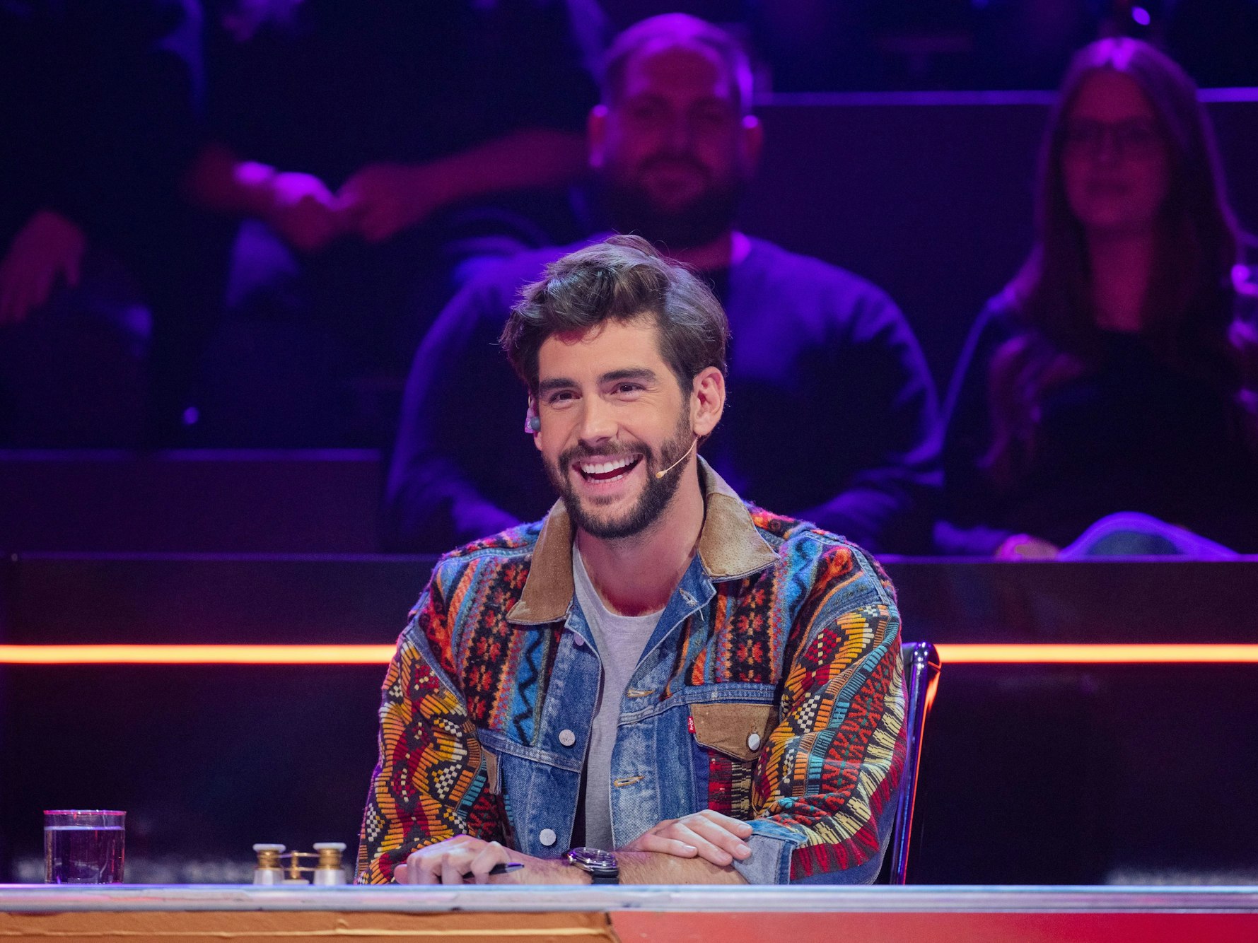 Alvaro Soler lächelt in die Kamera.