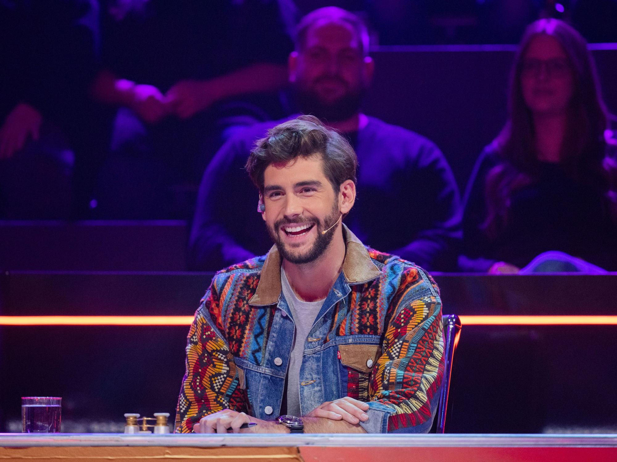 Alvaro Soler lächelt in die Kamera.