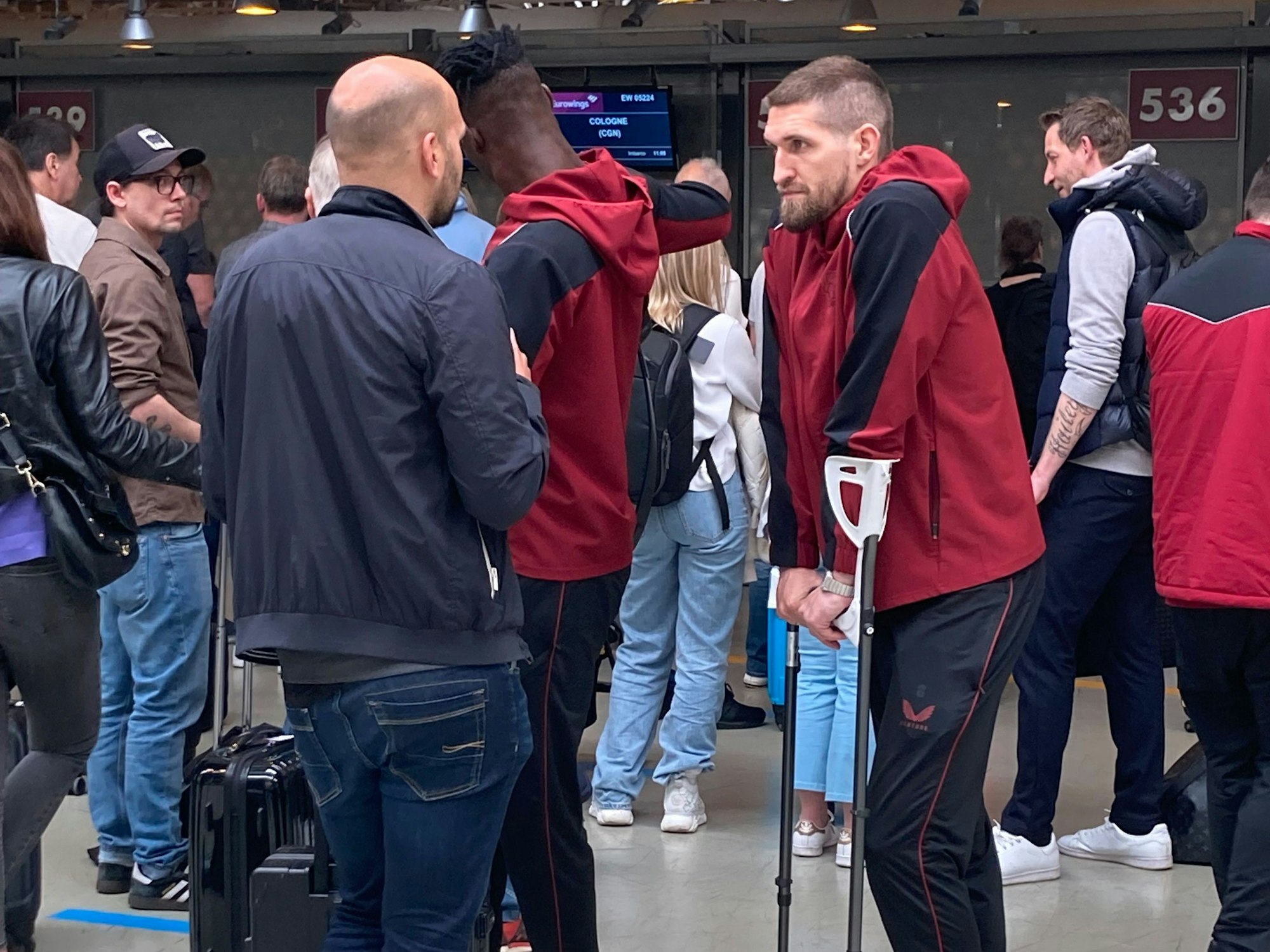 Robert Andrich vom Fußball-Bundesligisten Bayer Leverkusen hat sich den Fuß gebrochen.