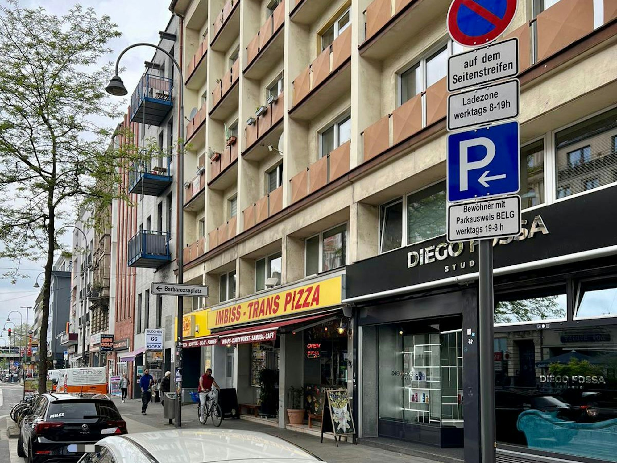 Autos stehen illegal in einer Ladezone.