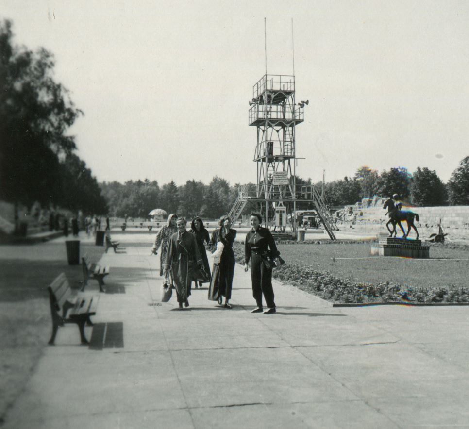 Stadionbad Köln: Das Foto wurde 1954 aufgenommen – im Hintergrund der alte Sprungturm. Rechts die bekannte Statue von 1912 „Bursche mit Pferd“.