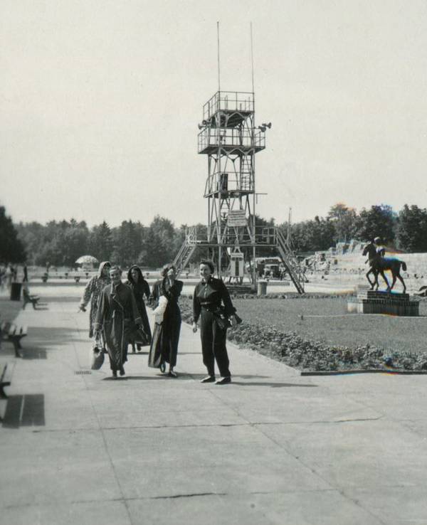 Stadionbad Köln: Das Foto wurde 1954 aufgenommen – im Hintergrund der alte Sprungturm. Rechts die bekannte Statue von 1912 „Bursche mit Pferd“.