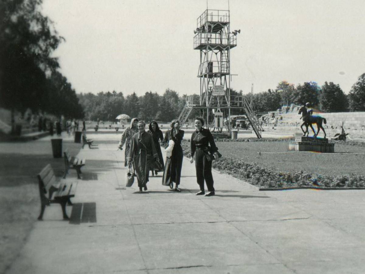 Stadionbad Köln: Das Foto wurde 1954 aufgenommen – im Hintergrund der alte Sprungturm. Rechts die bekannte Statue von 1912 „Bursche mit Pferd“.