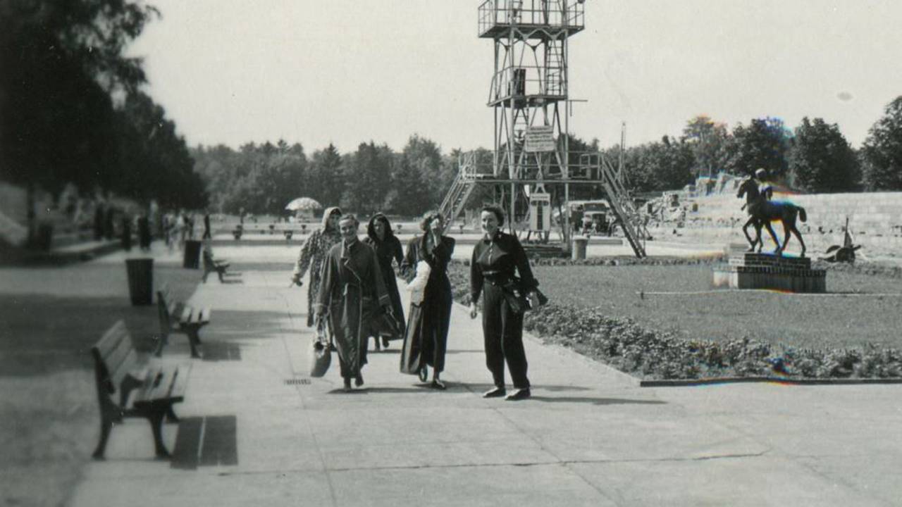 Stadionbad Köln: Das Foto wurde 1954 aufgenommen – im Hintergrund der alte Sprungturm. Rechts die bekannte Statue von 1912 „Bursche mit Pferd“.