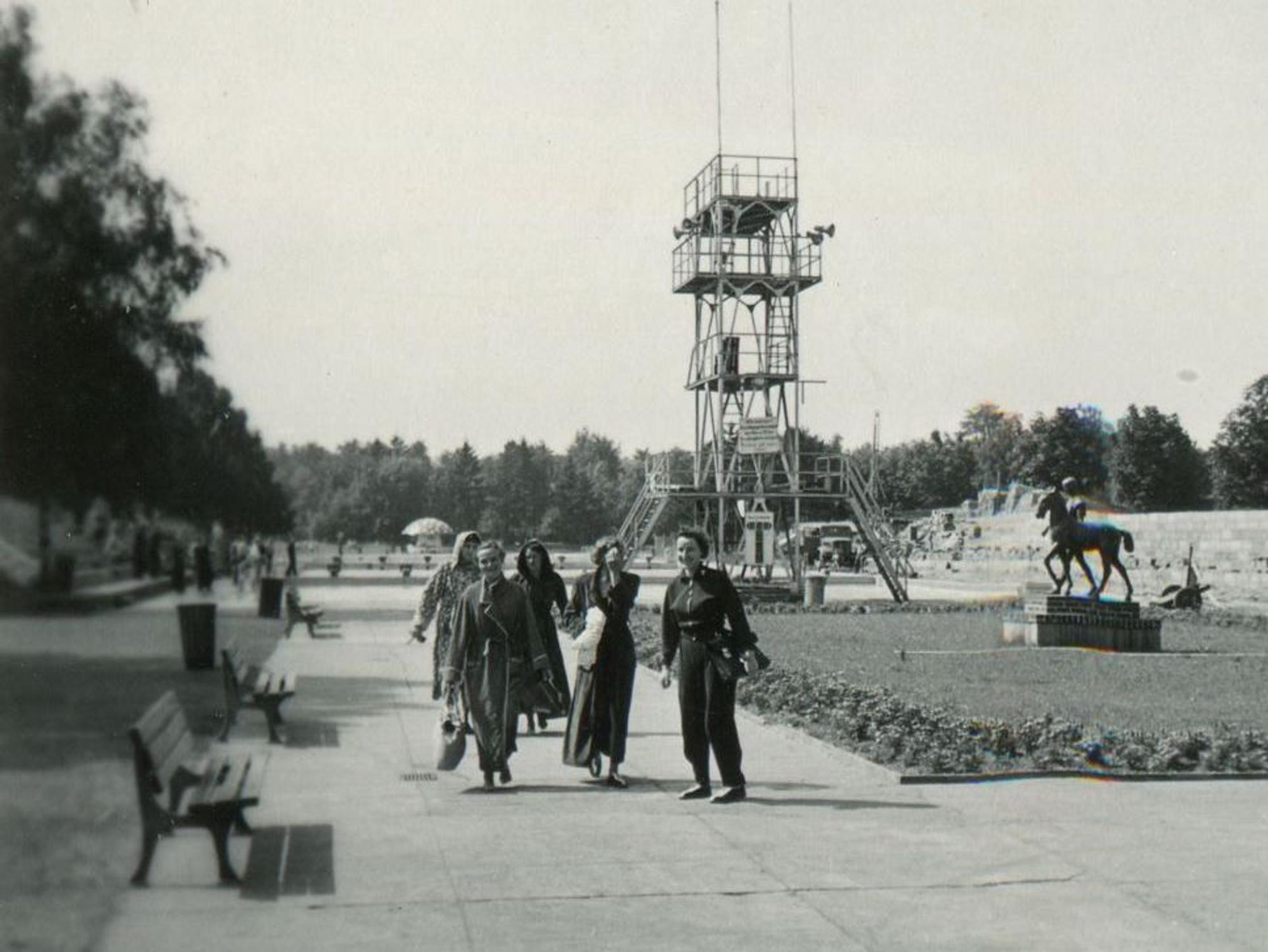 Stadionbad Köln: Das Foto wurde 1954 aufgenommen – im Hintergrund der alte Sprungturm. Rechts die bekannte Statue von 1912 „Bursche mit Pferd“.