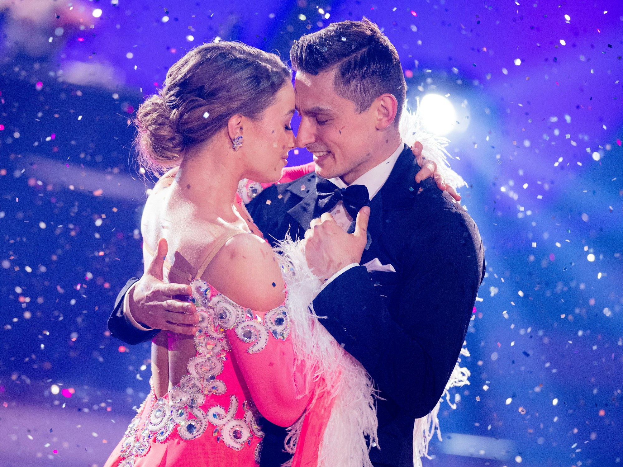 Julia Beautx (bürgerlich Julia Willecke), Youtuberin und Schauspielerin, und Zsolt Sandor Cseke, Profitänzer, tanzen in der RTL-Tanzshow "Let's Dance" im Coloneum.