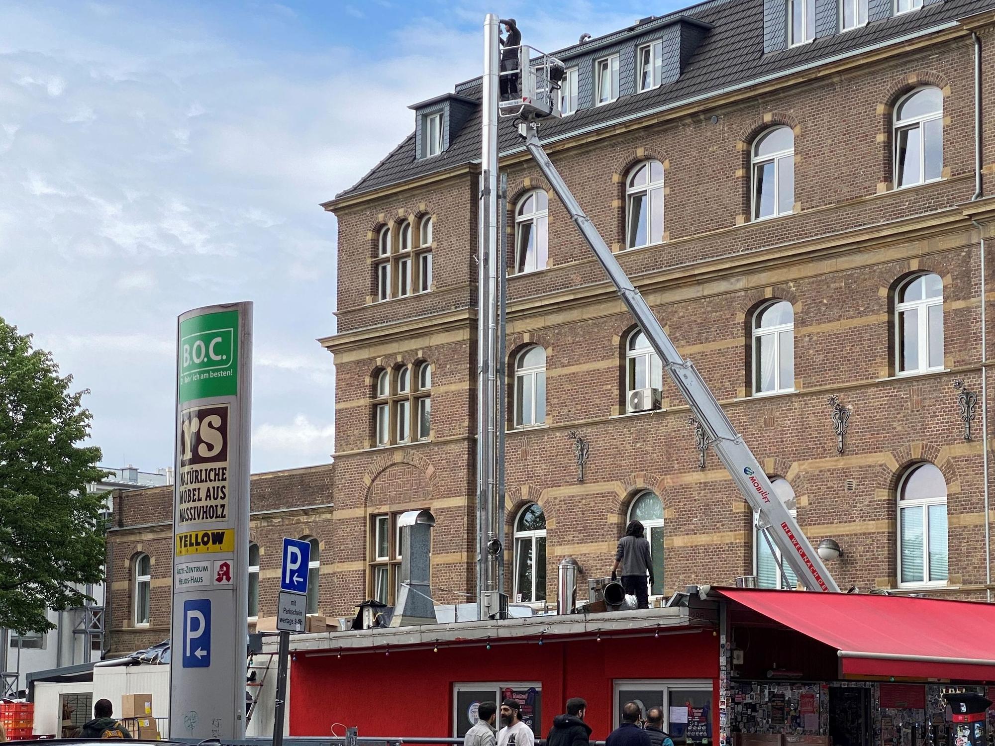 Am Freitag wurde das Kaminrohr des „Kebapland“ neu montiert.