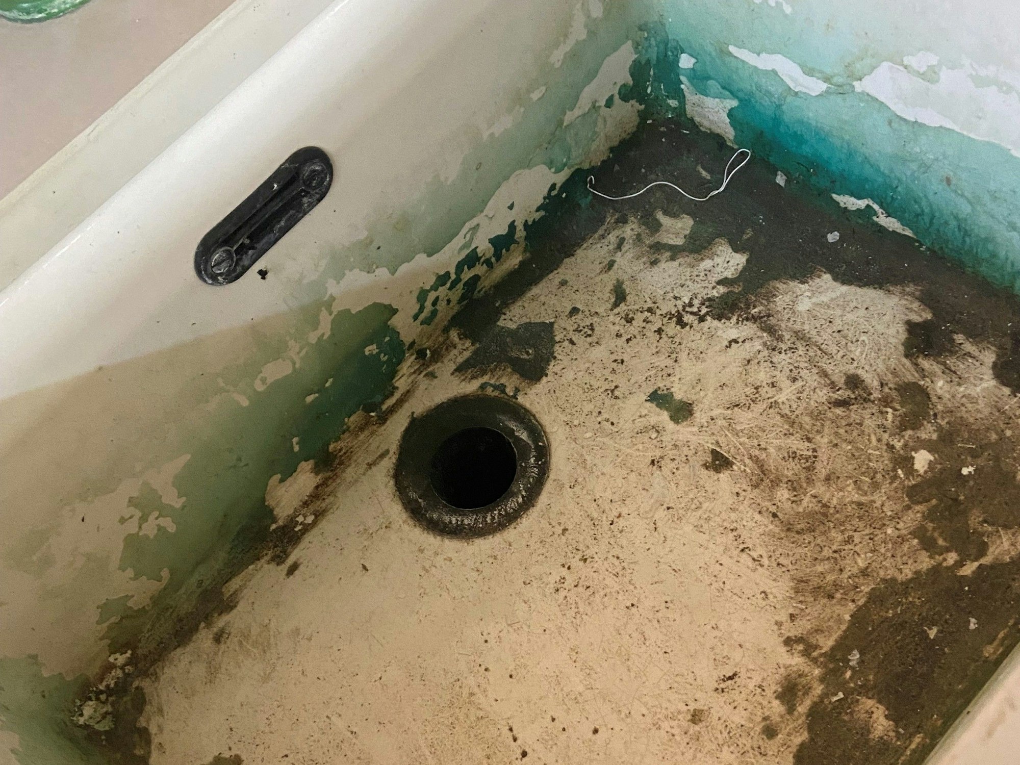 Fotos vom desolaten Zustand des Heinrich-Mann-Gymnasiums.