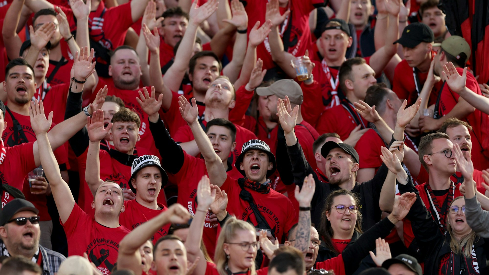 Leverkusen-Fans machen Stimmung vor dem Spiel gegen AS Rom.